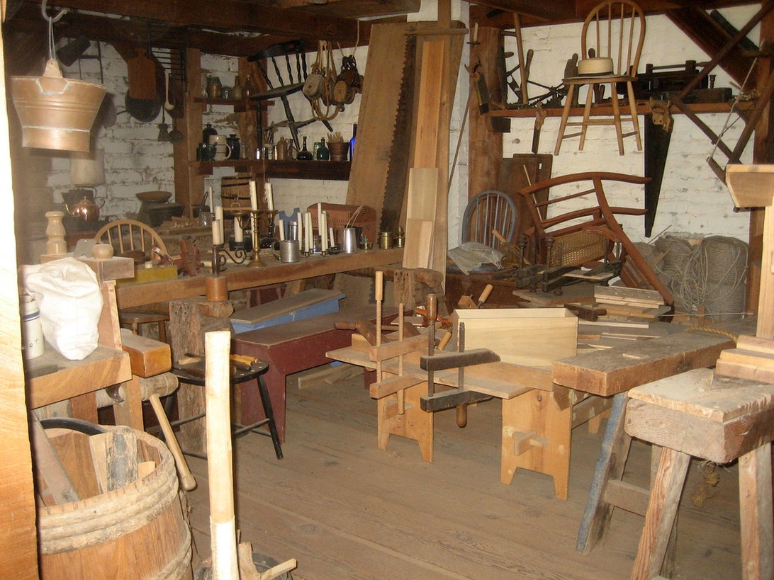 En traditionell snickarverkstad med arbetsbänkar, handverktyg och pågående projekt.